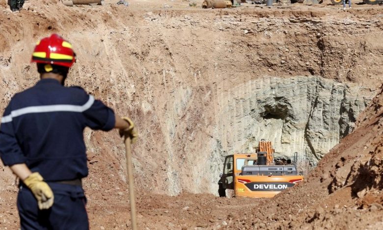 Un secouriste et une pelleteuse sur le site des recherches pour retrouver Ayoub en Algérie