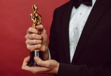 Un acteur tenant une récompense