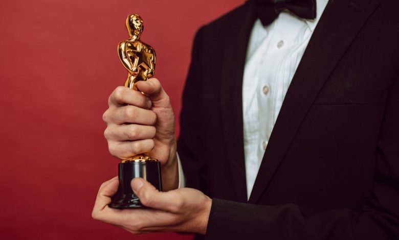 Un acteur tenant une récompense