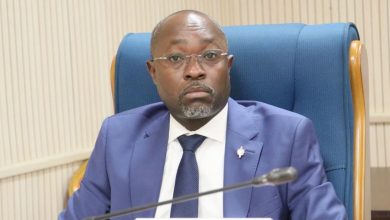 Augustin Yembi assis devant un microphone