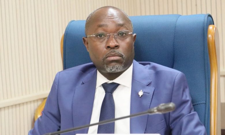 Augustin Yembi assis devant un microphone