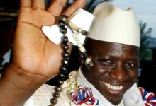 Yahya Jammeh saluant, photo d’archives