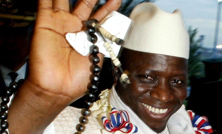 Yahya Jammeh saluant, photo d’archives