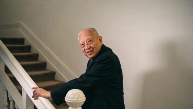 Tung Chee-hwa dans un escalier en 2017