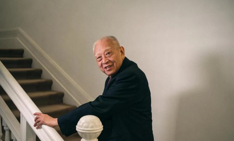 Tung Chee-hwa dans un escalier en 2017