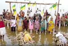 Des villageois manifestent dans l’eau en Inde