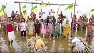 Des villageois manifestent dans l’eau en Inde