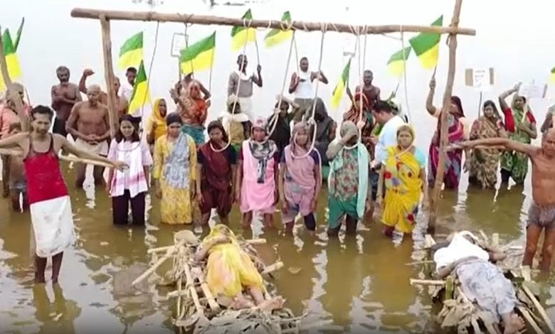 Des villageois manifestent dans l’eau en Inde