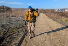 Eamonn Keaveney marchant pieds nus sur un chemin