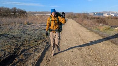 Eamonn Keaveney marchant pieds nus sur un chemin