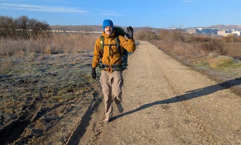 Eamonn Keaveney marchant pieds nus sur un chemin