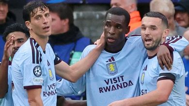 Nicolas Jackson félicité par ses coéquipiers d’Aston Villa à Bruges