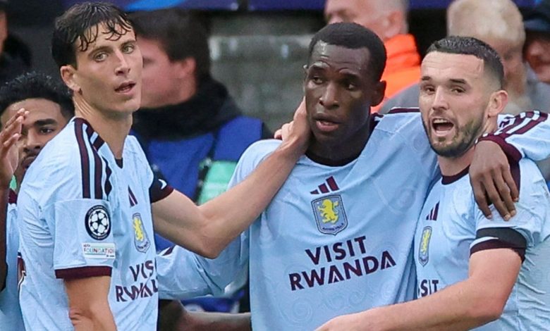Nicolas Jackson félicité par ses coéquipiers d’Aston Villa à Bruges