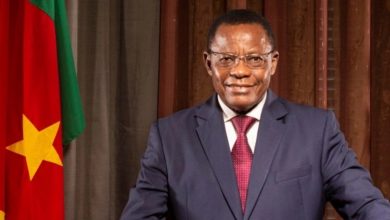 Maurice Kamto devant le drapeau camerounais