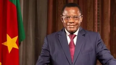 Maurice Kamto devant le drapeau camerounais