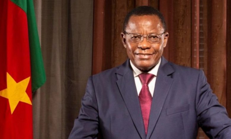 Maurice Kamto devant le drapeau camerounais