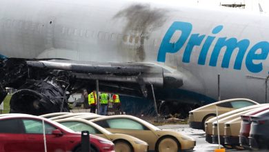 Débris d’un avion-cargo Amazon Prime Air après le crash à Miami