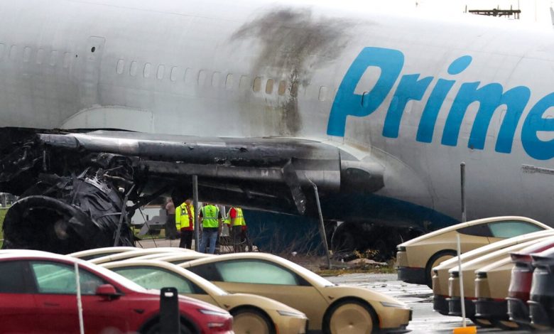 Débris d’un avion-cargo Amazon Prime Air après le crash à Miami