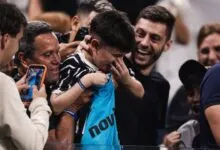 Jeune supporter des Corinthians avec le maillot offert par Neymar