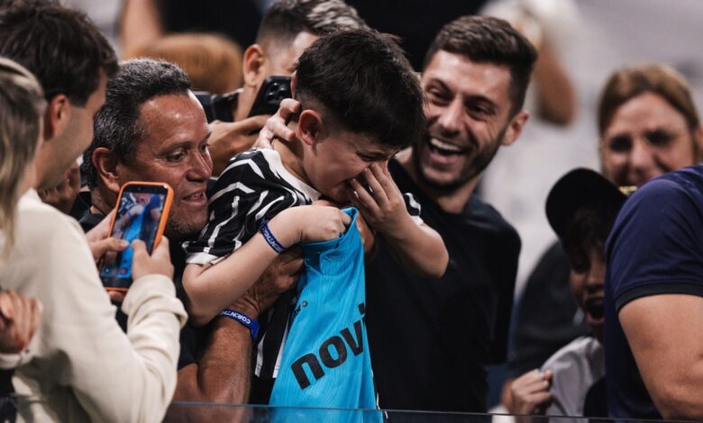 Jeune supporter des Corinthians avec le maillot offert par Neymar