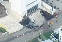 Gouffre dans l'allée d'une maison à Malibu