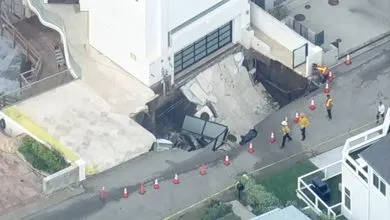 Gouffre dans l'allée d'une maison à Malibu