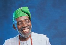 Olu Jacobs en tenue blanche et coiffe verte, portrait d’archives de juillet 2022