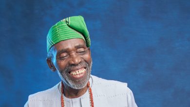 Olu Jacobs en tenue blanche et coiffe verte, portrait d’archives de juillet 2022