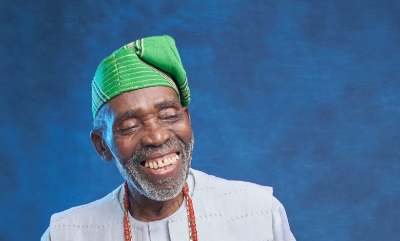 Olu Jacobs en tenue blanche et coiffe verte, portrait d’archives de juillet 2022