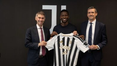 Pape Matar Sarr présente le maillot de la Juventus