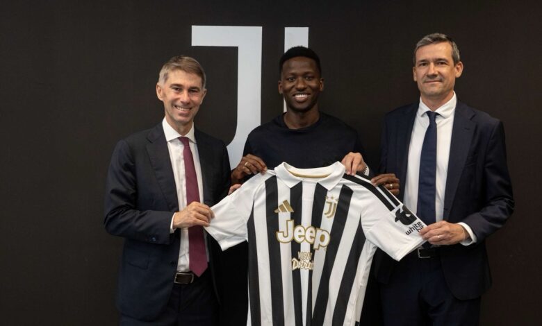 Pape Matar Sarr présente le maillot de la Juventus