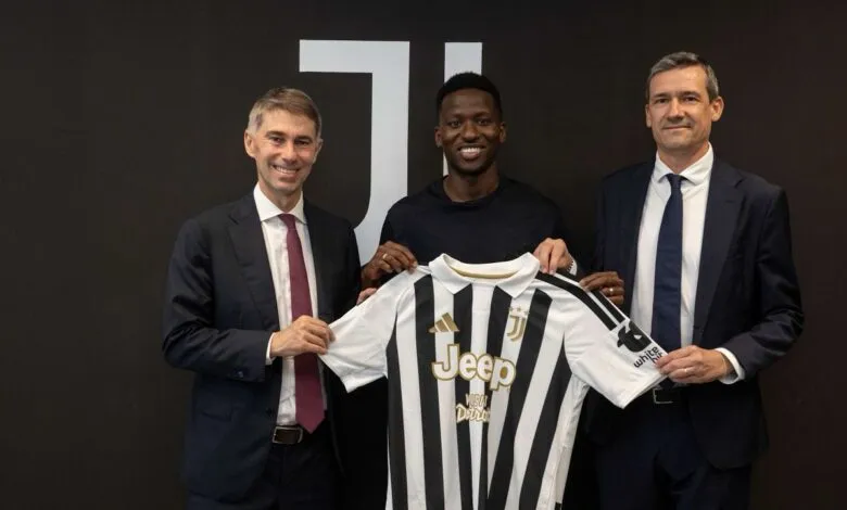 Pape Matar Sarr présente le maillot de la Juventus