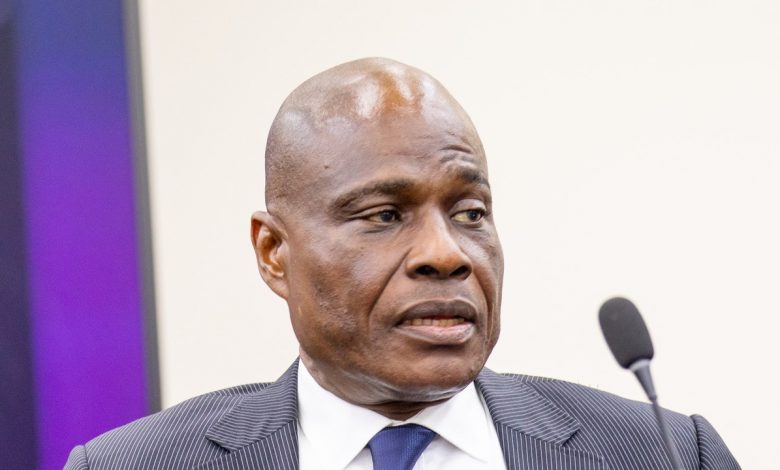 Martin Fayulu devant un microphone