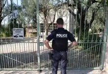 Un policier municipal devant les grilles du musée Renoir à Cagnes-sur-Mer