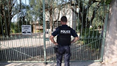 Un policier municipal devant les grilles du musée Renoir à Cagnes-sur-Mer