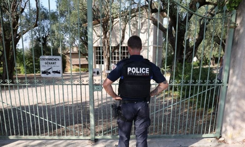 Un policier municipal devant les grilles du musée Renoir à Cagnes-sur-Mer