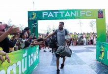 Andros Townsend arrive au stade avant un match en Thaïlande