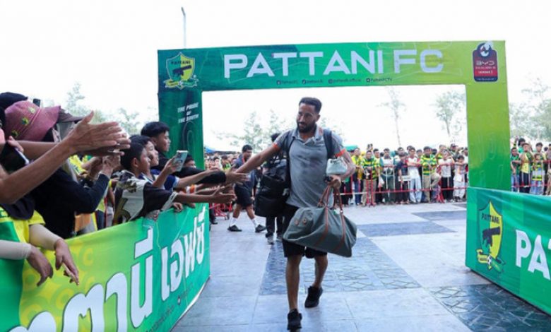 Andros Townsend arrive au stade avant un match en Thaïlande