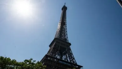 La Tour Eiffel vue depuis son pied par une journée ensoleillée