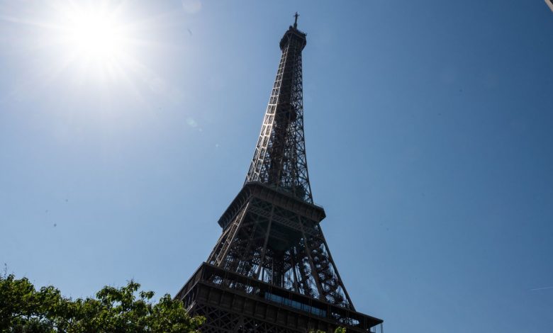 La Tour Eiffel vue depuis son pied par une journée ensoleillée