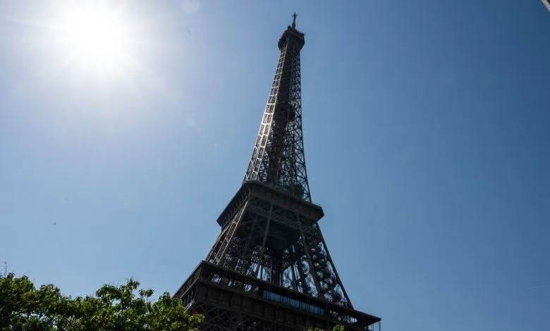 La Tour Eiffel vue depuis son pied par une journée ensoleillée