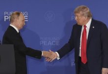 Donald Trump et Vladimir Poutine se serrent la main en Alaska, archives du 15 août 2025