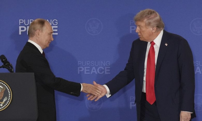 Donald Trump et Vladimir Poutine se serrent la main en Alaska, archives du 15 août 2025