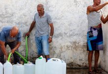 Des habitants remplissent des bidons d’eau à Nabeul