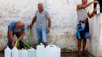 Des habitants remplissent des bidons d’eau à Nabeul