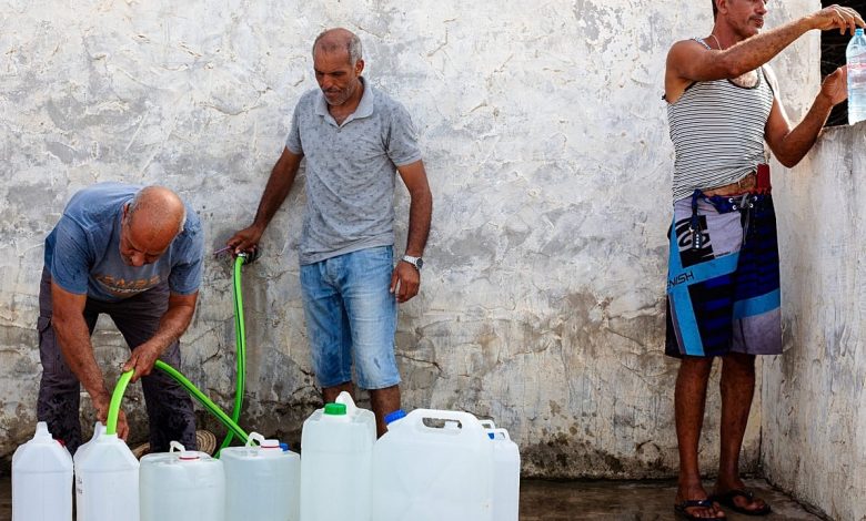 Des habitants remplissent des bidons d’eau à Nabeul