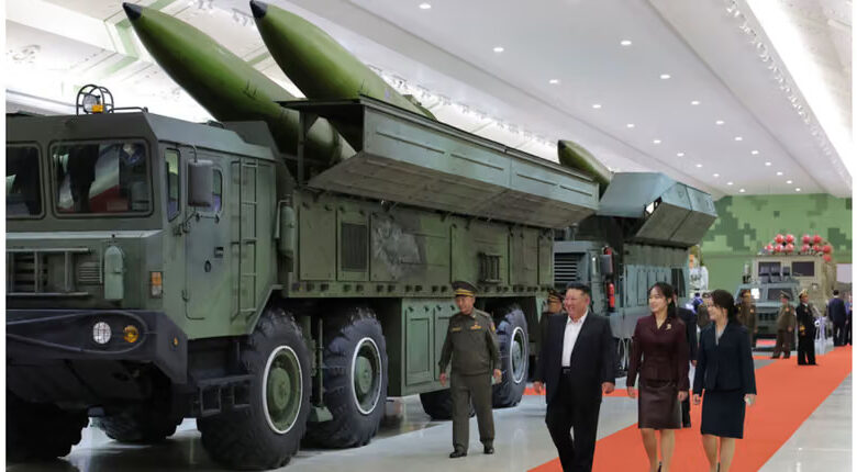 La-Corée-du-Nord-exhibe-un-missile-balistique-capable-d_atteindre-les-États-Unis-et-le-Moyen-Orien