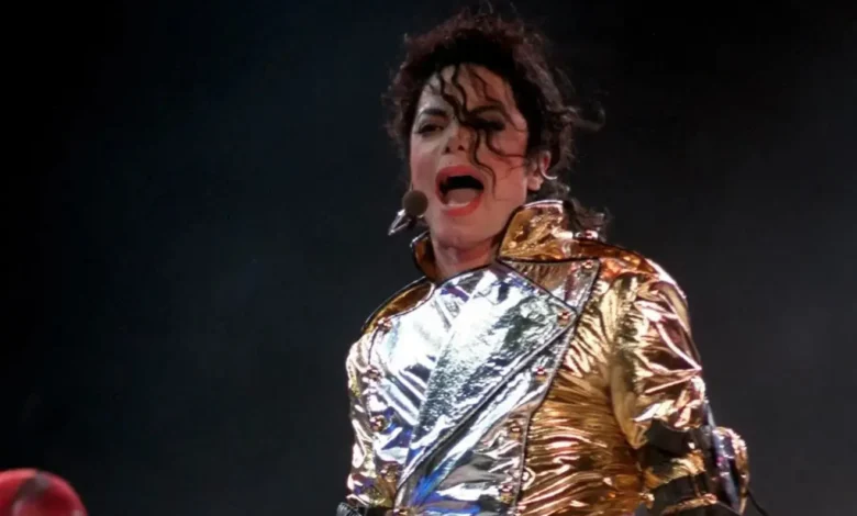 Le montant fou que la veste rouge emblématique Thriller de Michael Jackson devrait rapporter