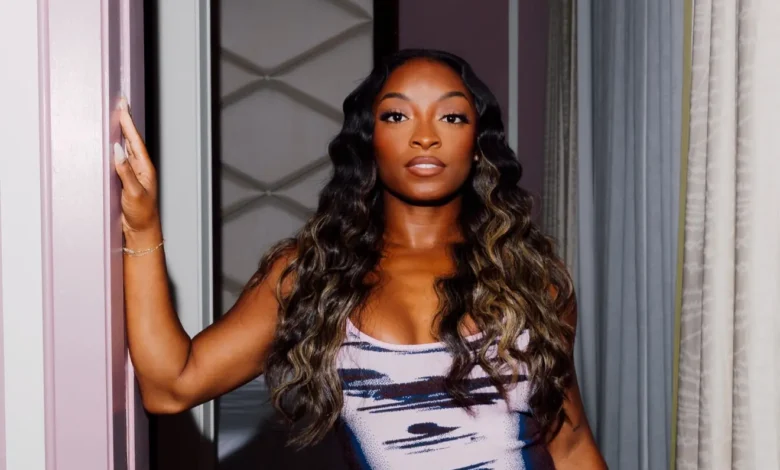 Simone Biles révèle une nouvelle bataille « pénible » contre son eczéma, des mois après avoir frôlé la mort.