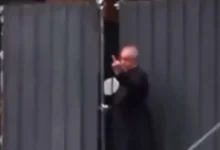 Un prêtre italien fait un doigt d&rsquo;honneur aux manifestants